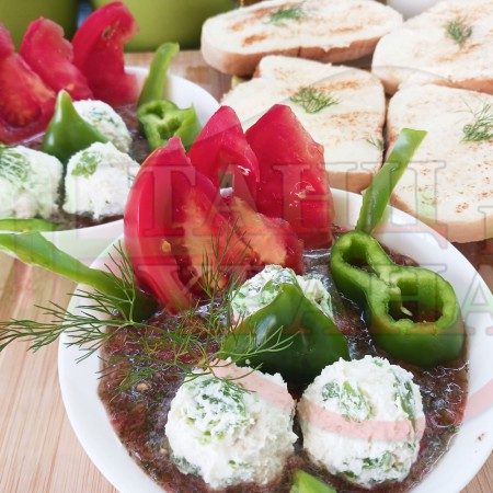 Българска доматена студена сурова супа 