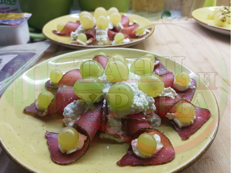 Българска гроздова сурова салата 