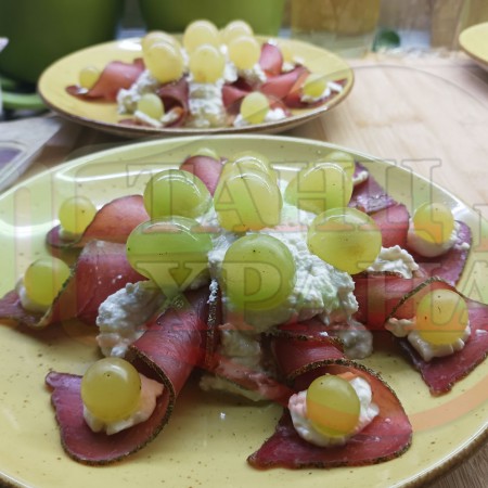 Българска гроздова сурова салата 