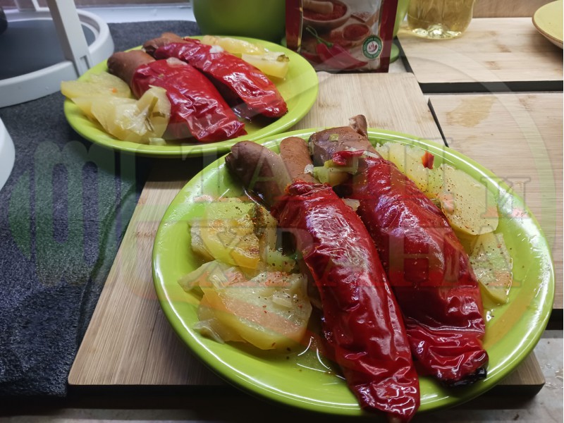 Пълнени червени пресни чушки 