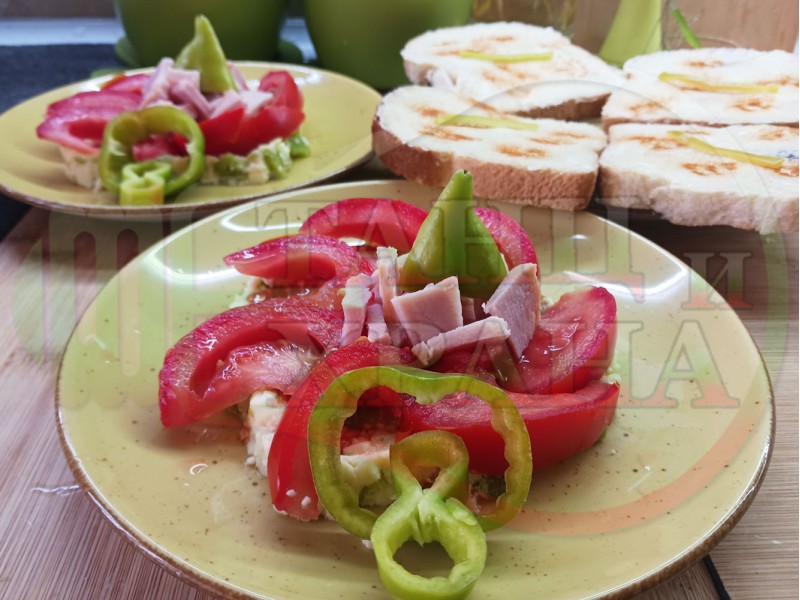 Българска доматена сурова салата 