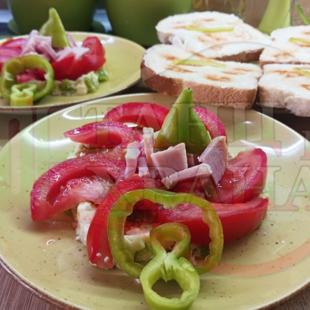 Българска доматена сурова салата 