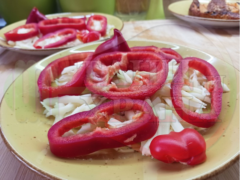 Българска млечно зеленчукова сурова салата 