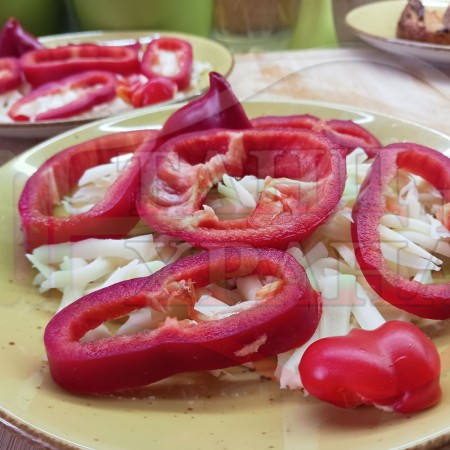 Българска млечно зеленчукова сурова салата 