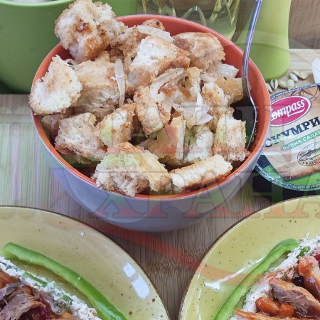 Крутони от бял хляб и добруджа 