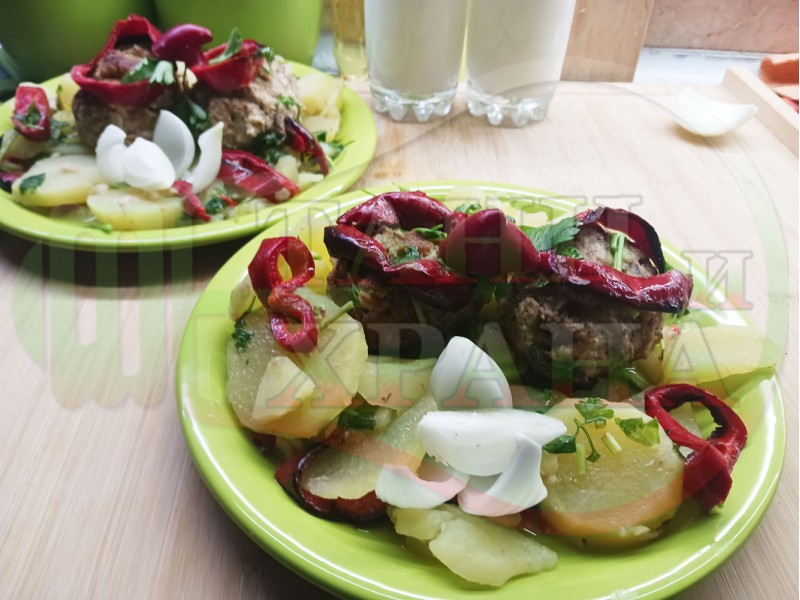 Картофена яхния с кюфтета 