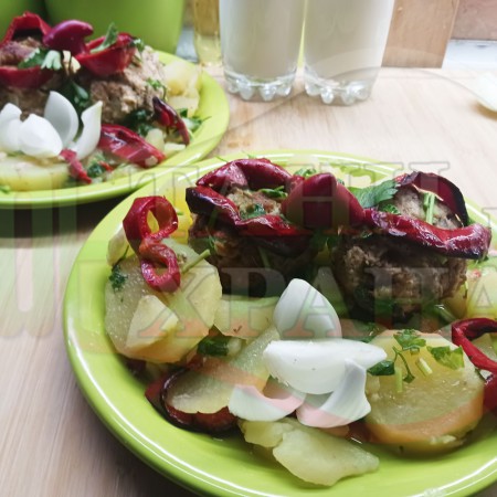 Картофена яхния с кюфтета 