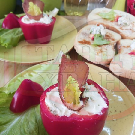 Зеленчукова салата със сурови пълнени чушки