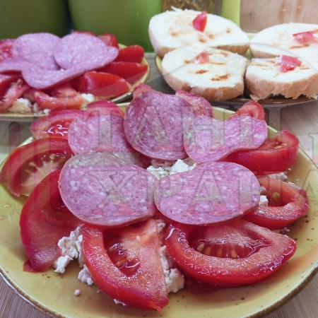 Българска доматена сурова салата 